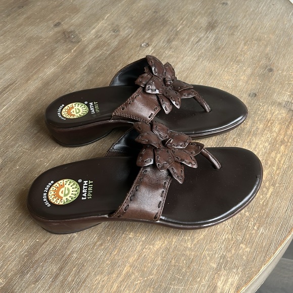 Earth Spirit Flip Flop Dark Brown Sandals with Flower Genuine Leather Size 6 - Picture 12 of 16